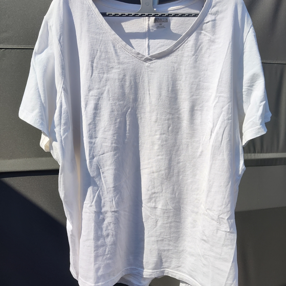 Duluth Trading Co White V-Neck Short Sleeve Tee